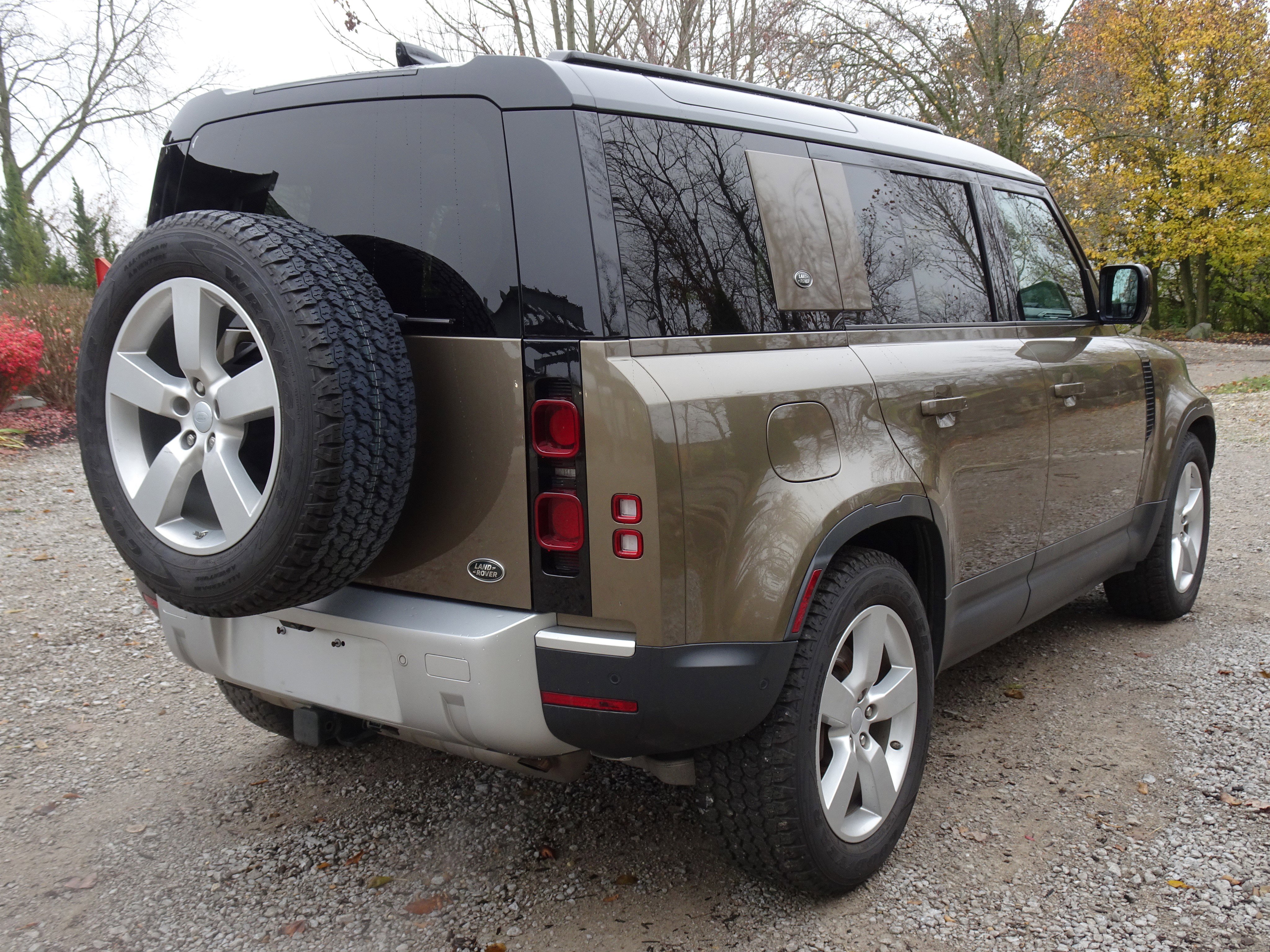 Used 2020 Land Rover Defender 110 First Edition image 9