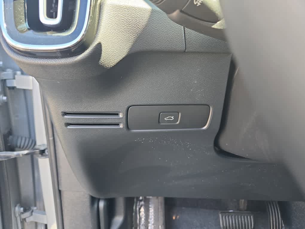 Used 2023 Volvo XC40 B5 Plus w/ Driver Assist Package AWD/4WD image 22