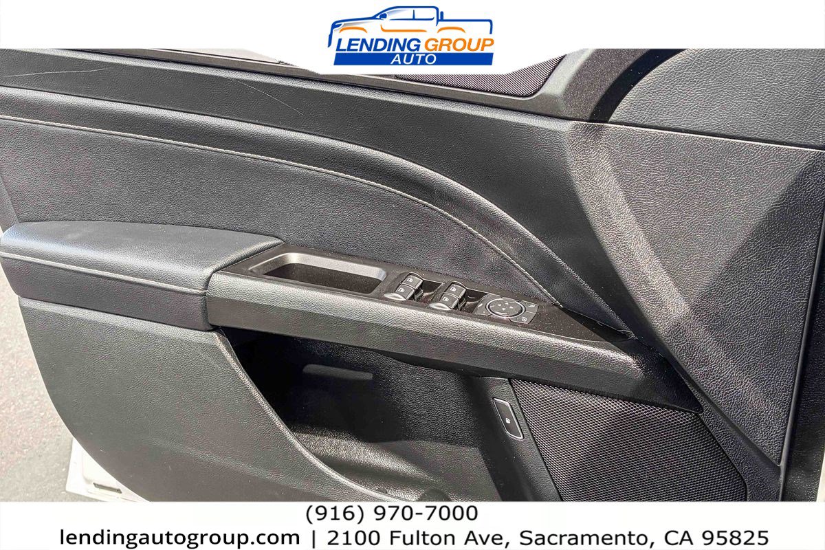 Used 2017 Ford Fusion Energi Titanium FWD image 19
