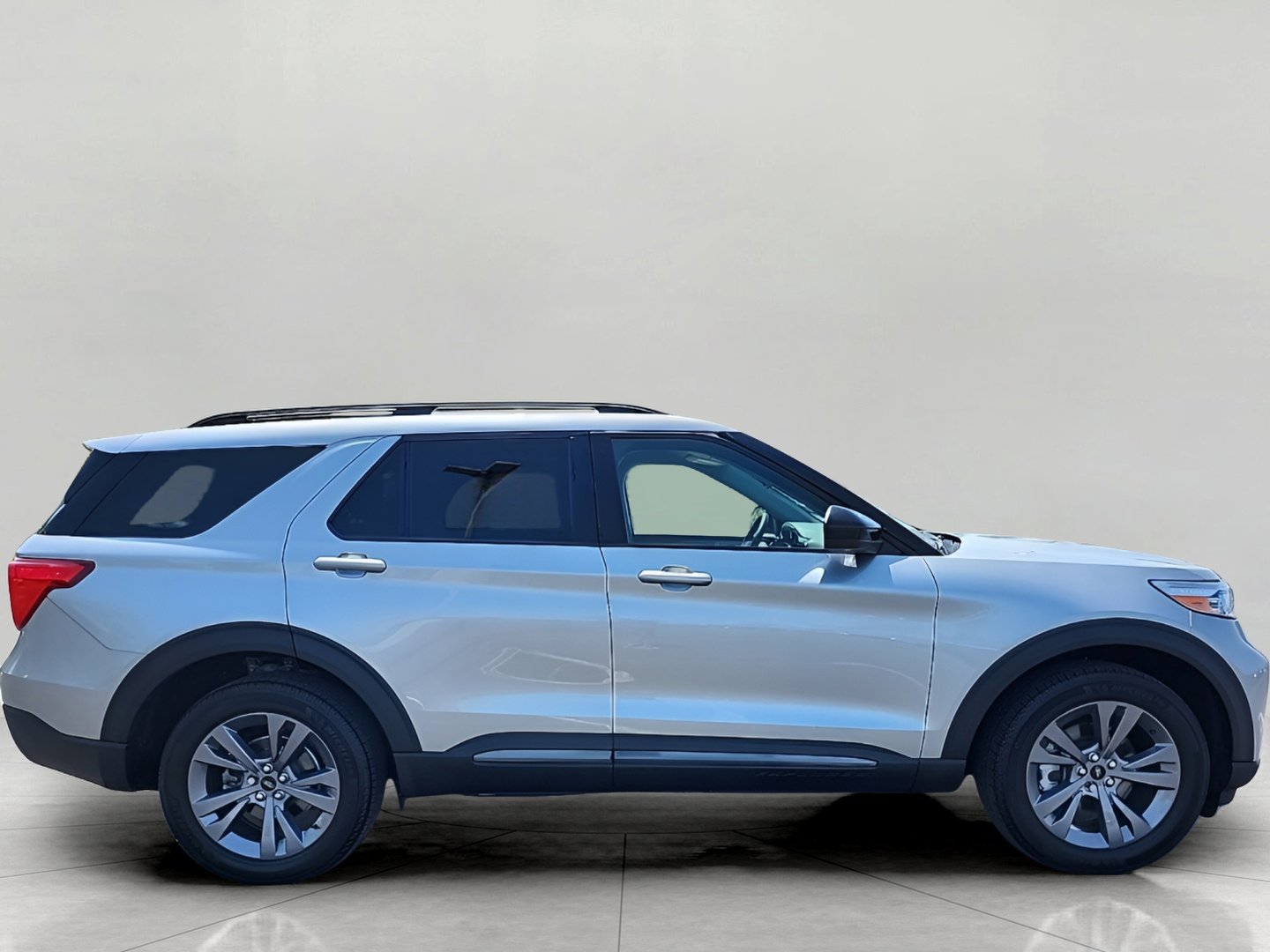 Used 2023 Ford Explorer XLT w/ Equipment Group 202A AWD/4WD image 3