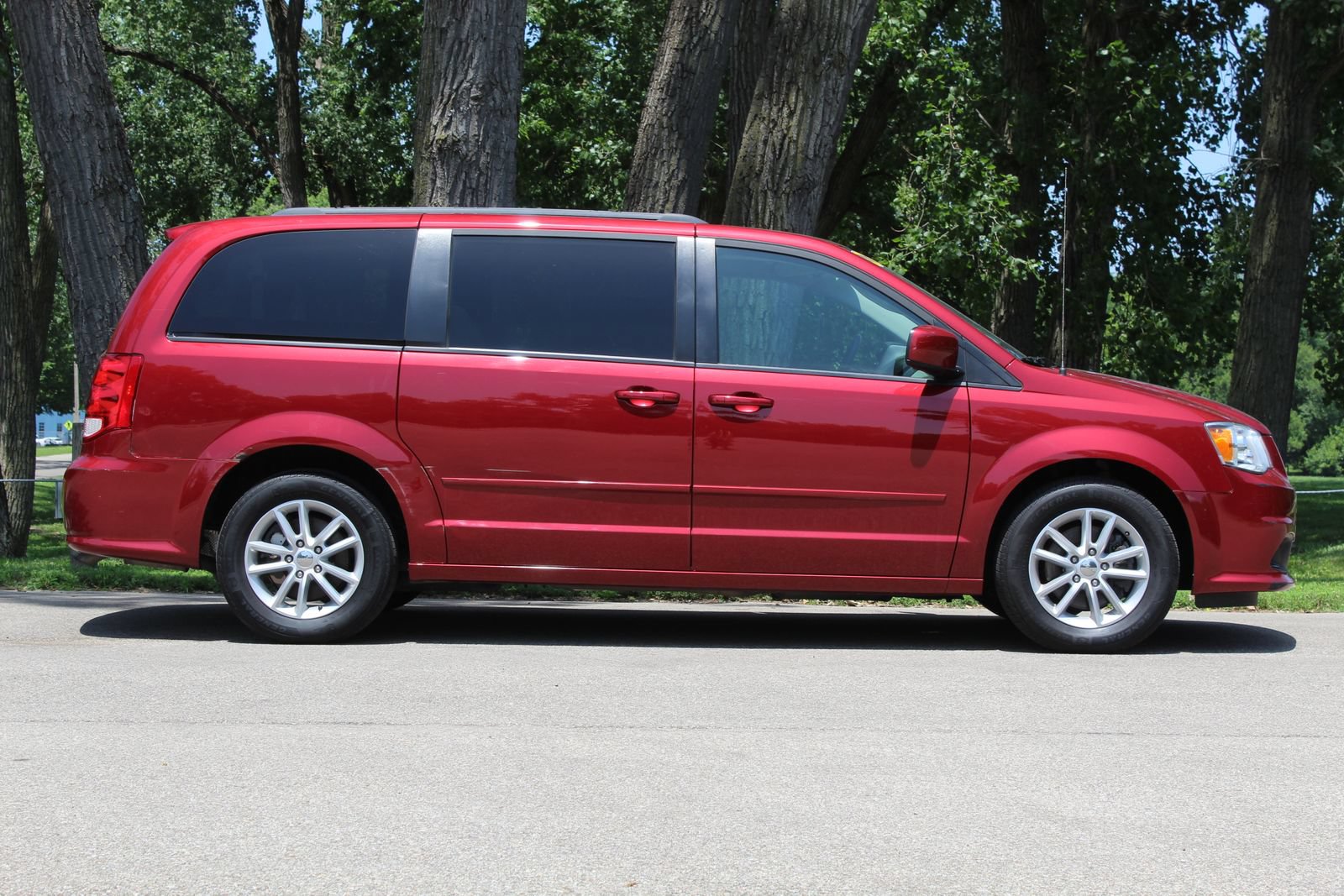Used 2016 Dodge Grand Caravan SXT w/ UConnect Hands-Free Group FWD image 8