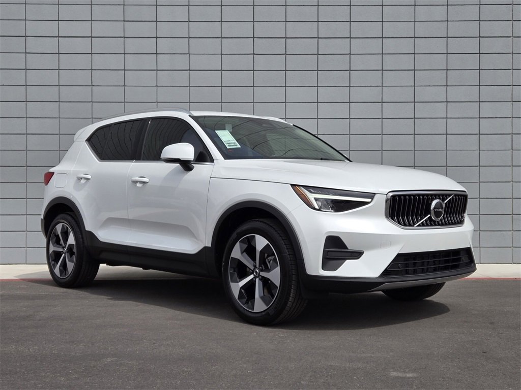 New 2025 Volvo XC40 B5 Core w/ Climate Package image 3