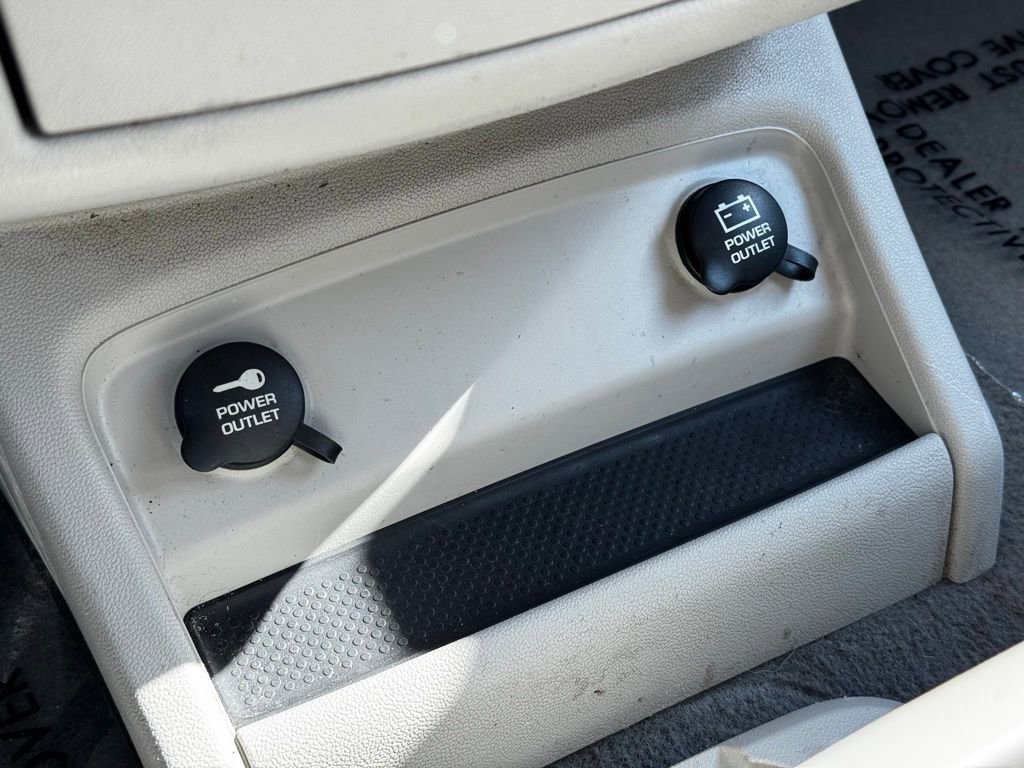 Used 2010 Volkswagen Routan SE image 17