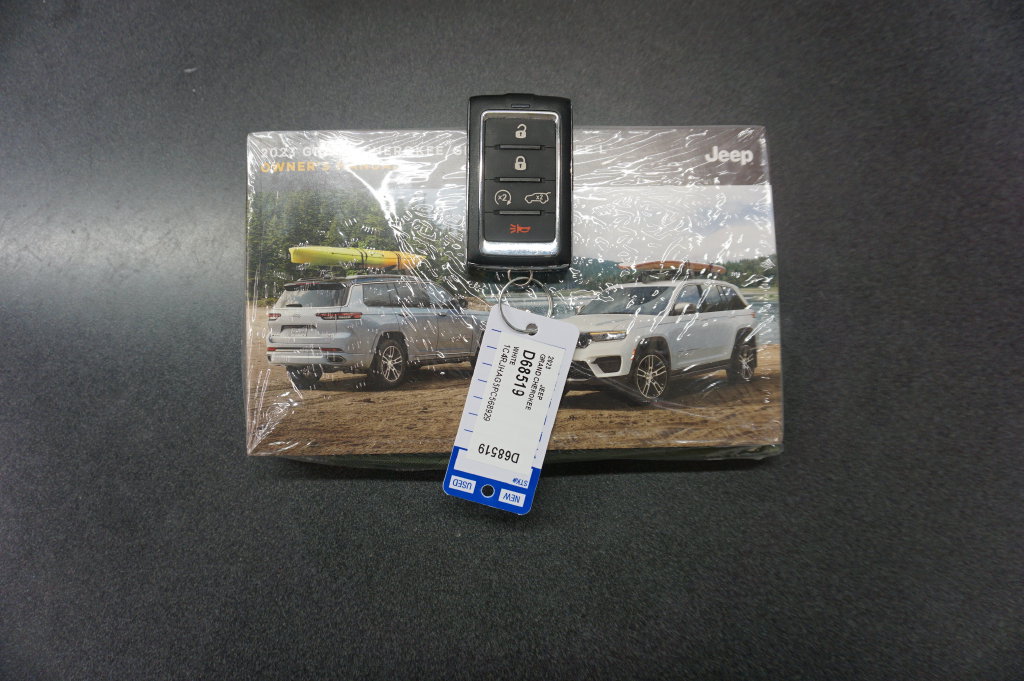 Used 2023 Jeep Grand Cherokee Altitude AWD/4WD image 18