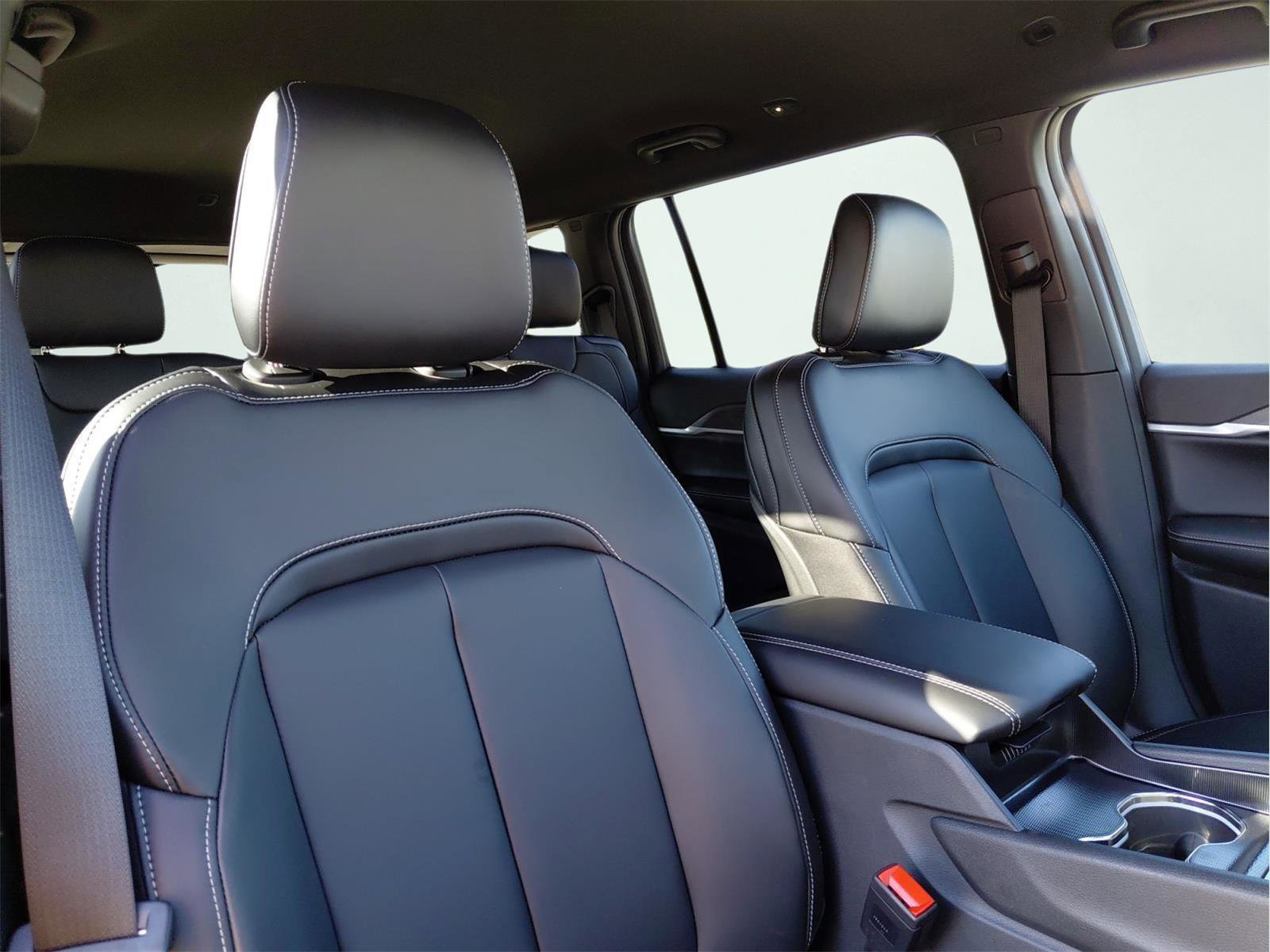 New 2025 Jeep Grand Cherokee L Limited w/ Black Appearance Package image 15