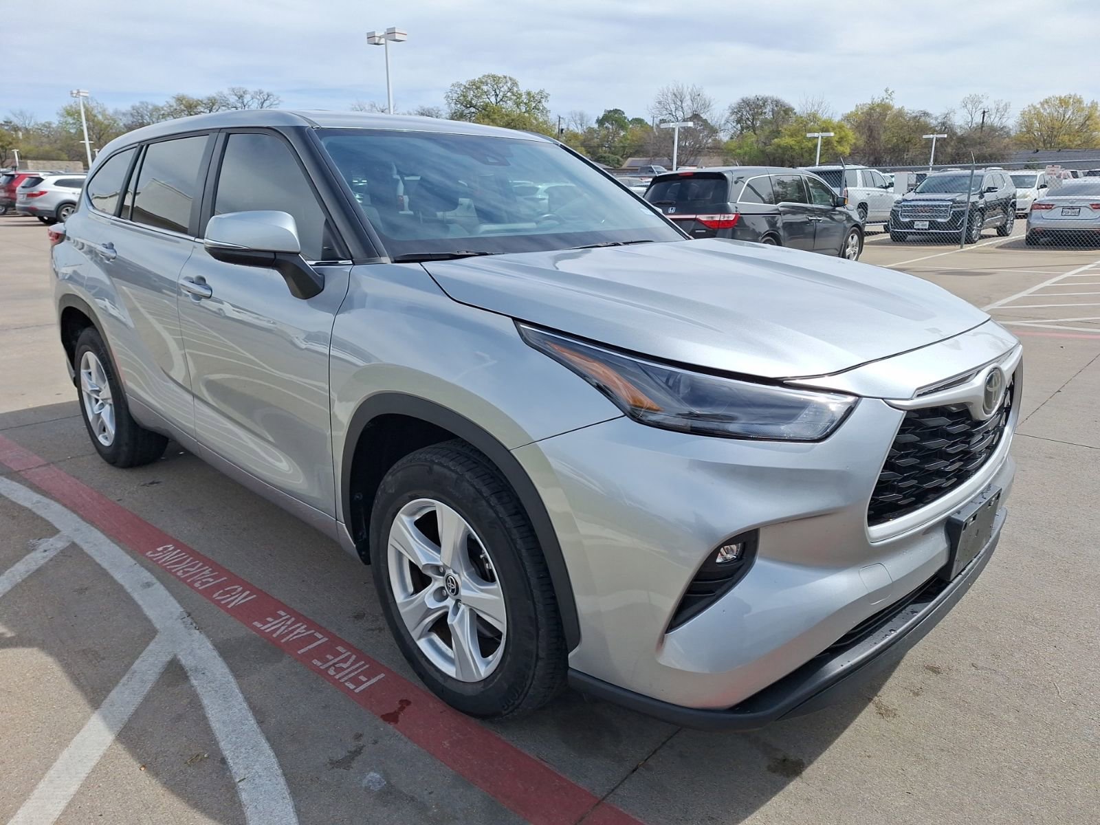 Used 2023 Toyota Highlander LE FWD image 7