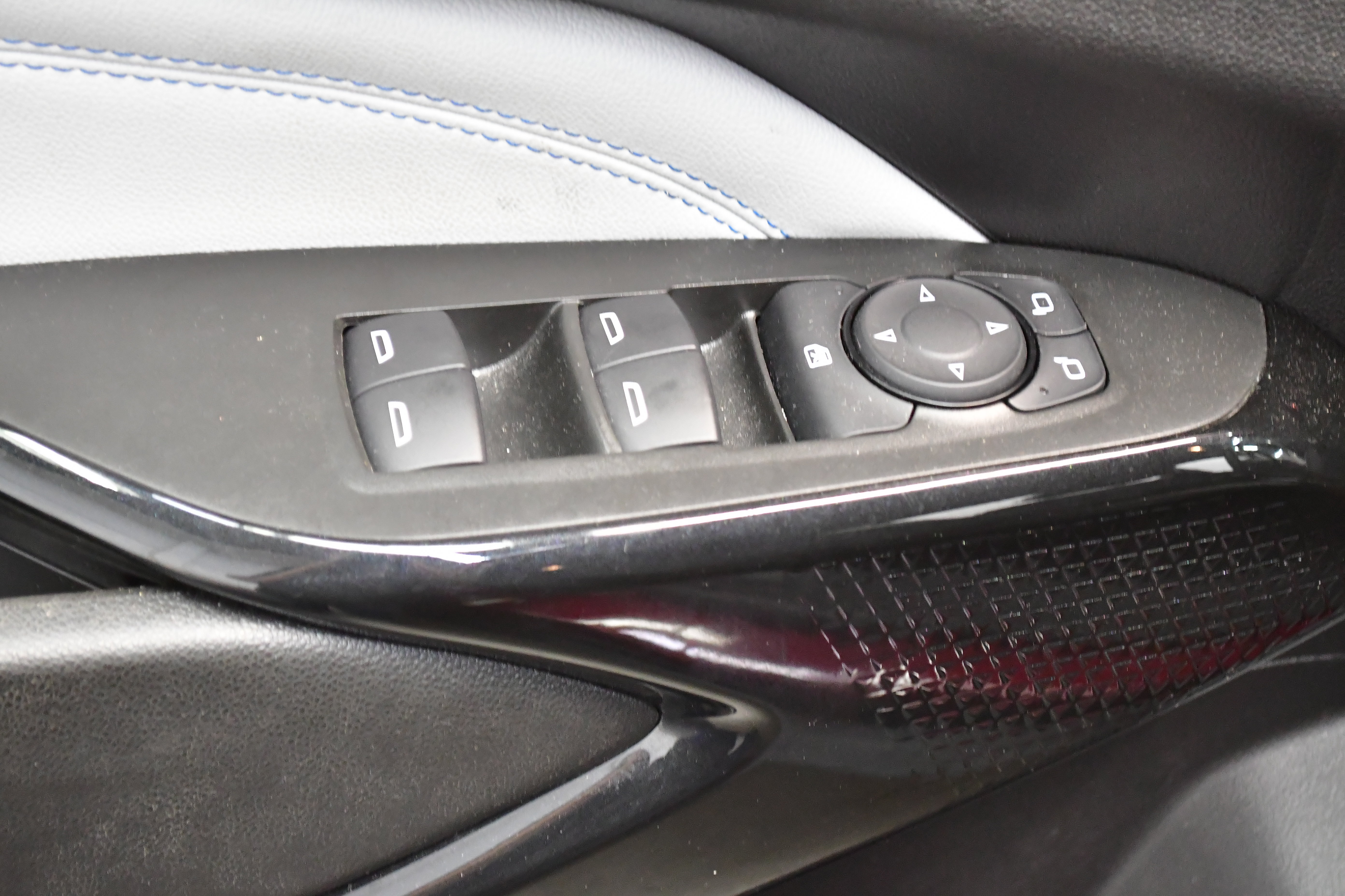 Used 2025 Chevrolet Trax LT w/ LT Convenience Package FWD image 17