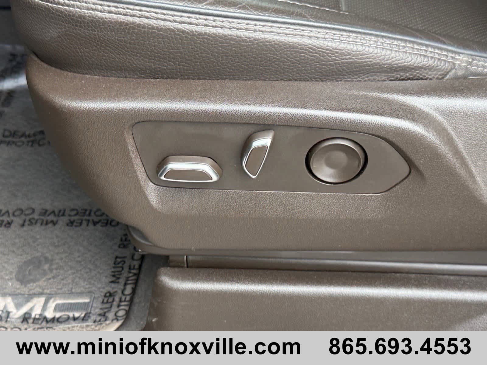 Used 2022 GMC Yukon XL Denali w/ Denali Premium Package image 11
