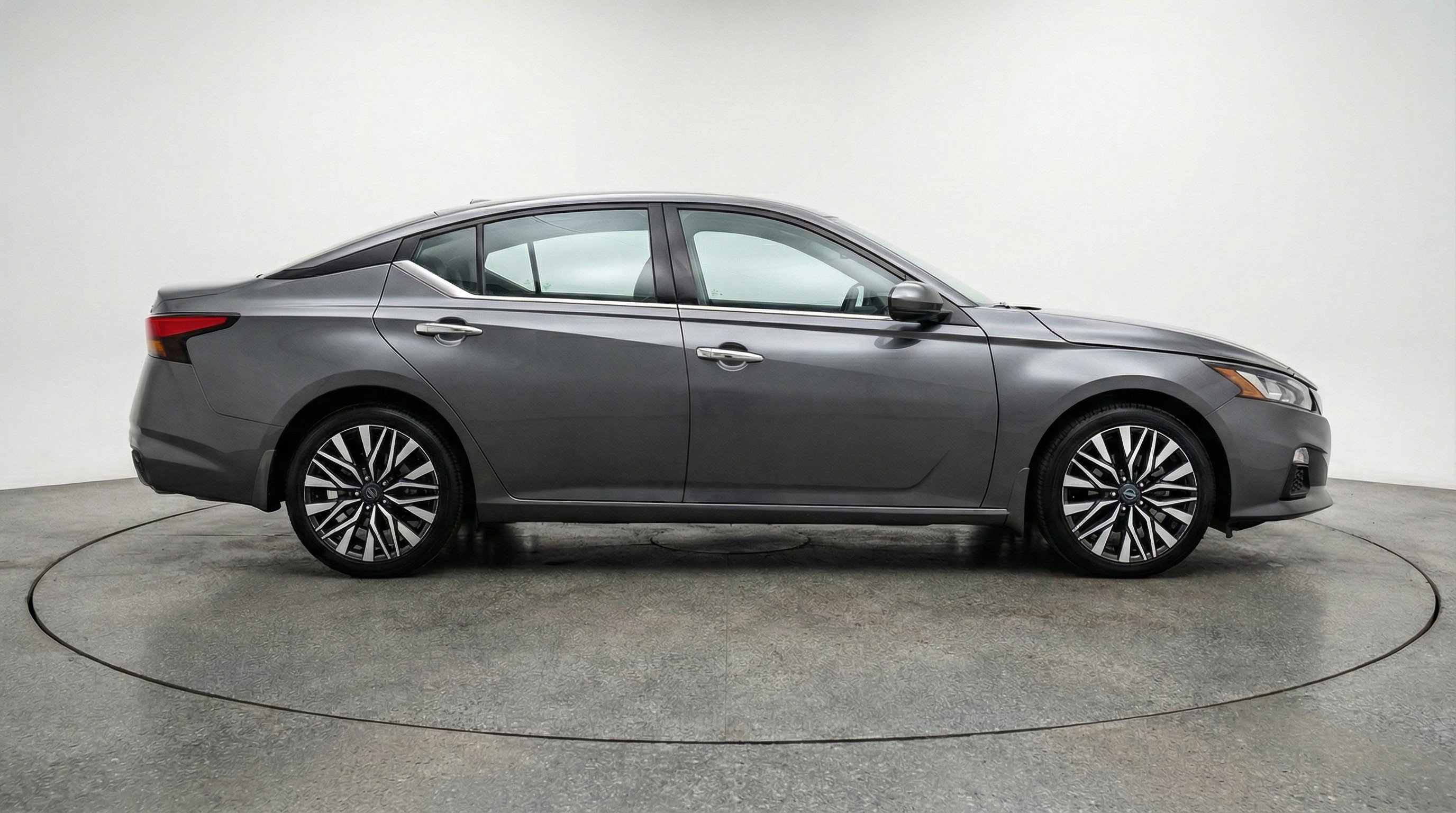 Used 2025 Nissan Altima 2.5 SV FWD image 11