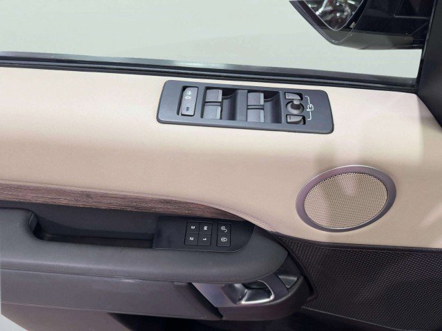 Used 2017 Land Rover Discovery HSE image 18