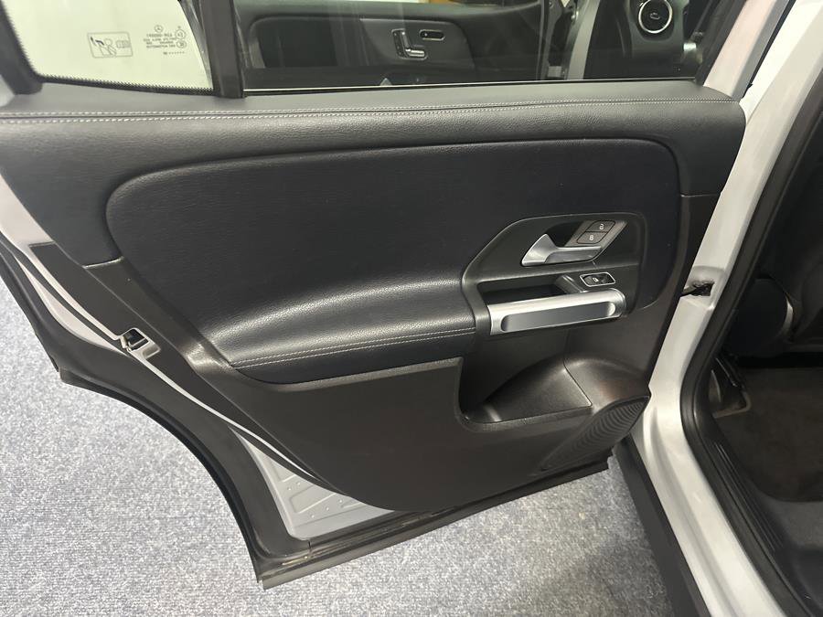 Used 2020 Mercedes-Benz GLB 250 4MATIC w/ Premium Package image 11