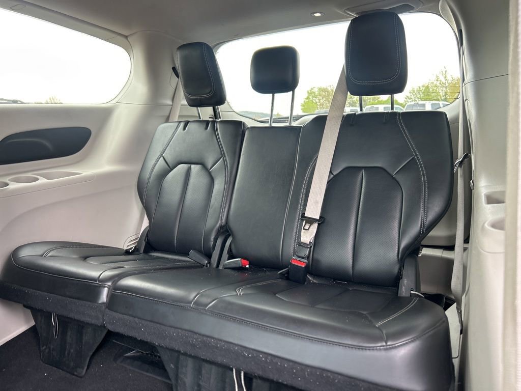 Used 2023 Chrysler Pacifica Touring-L FWD image 8