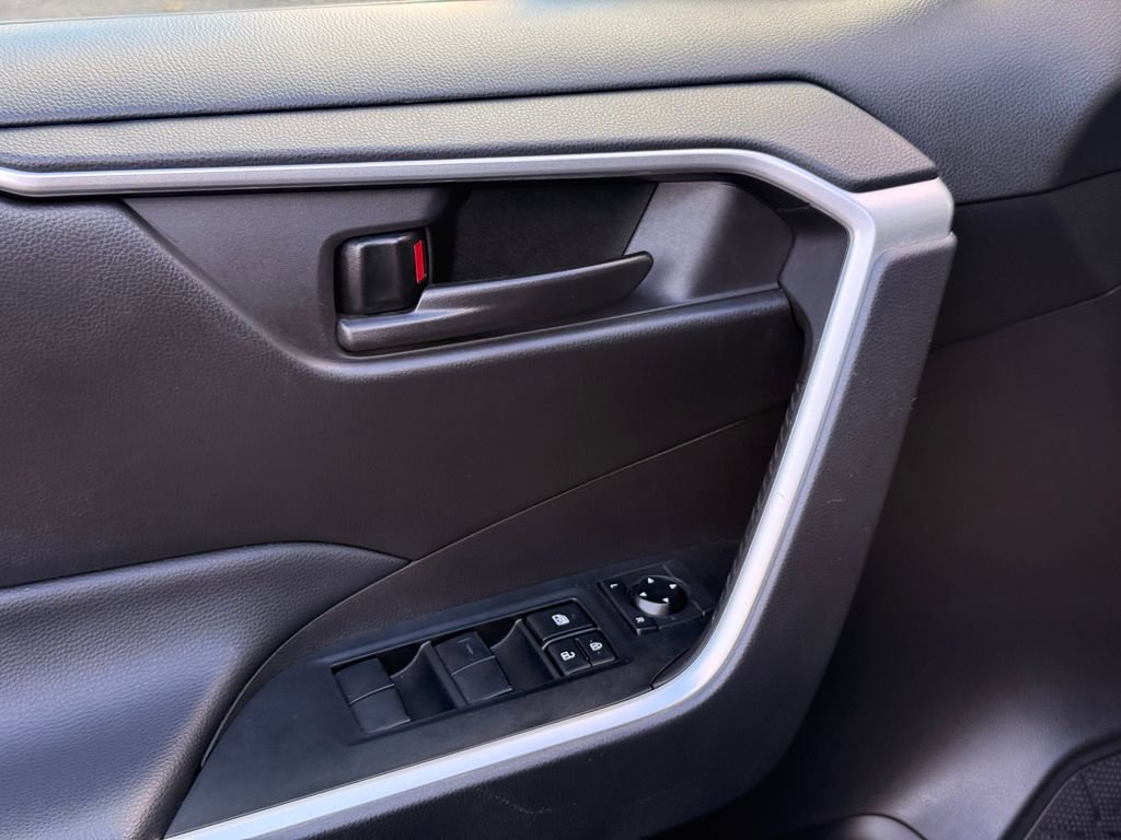 Used 2022 Toyota RAV4 LE image 22