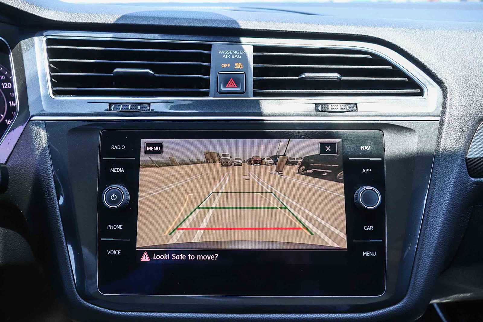 Used 2018 Volkswagen Tiguan SEL Premium FWD image 26