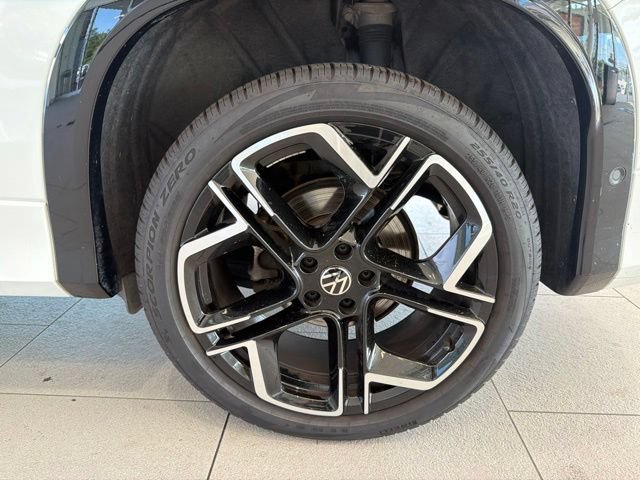 Used 2025 Volkswagen Tiguan SEL R-Line AWD/4WD image 17