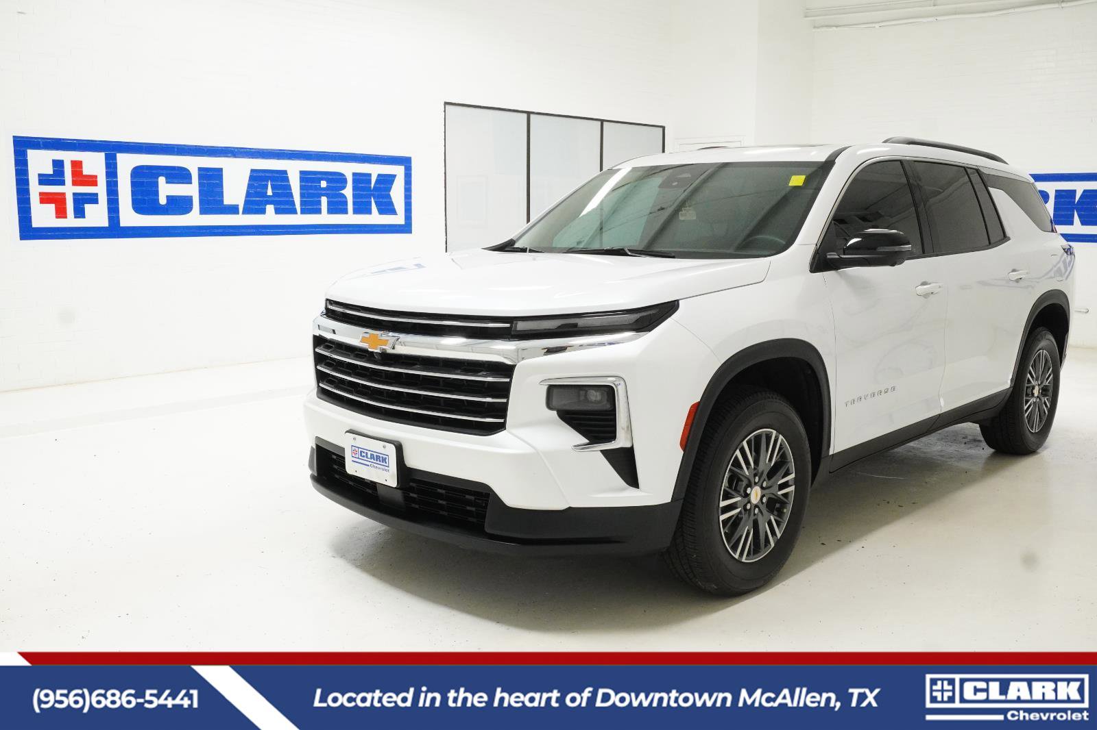 Used 2024 Chevrolet Traverse LT FWD image 1