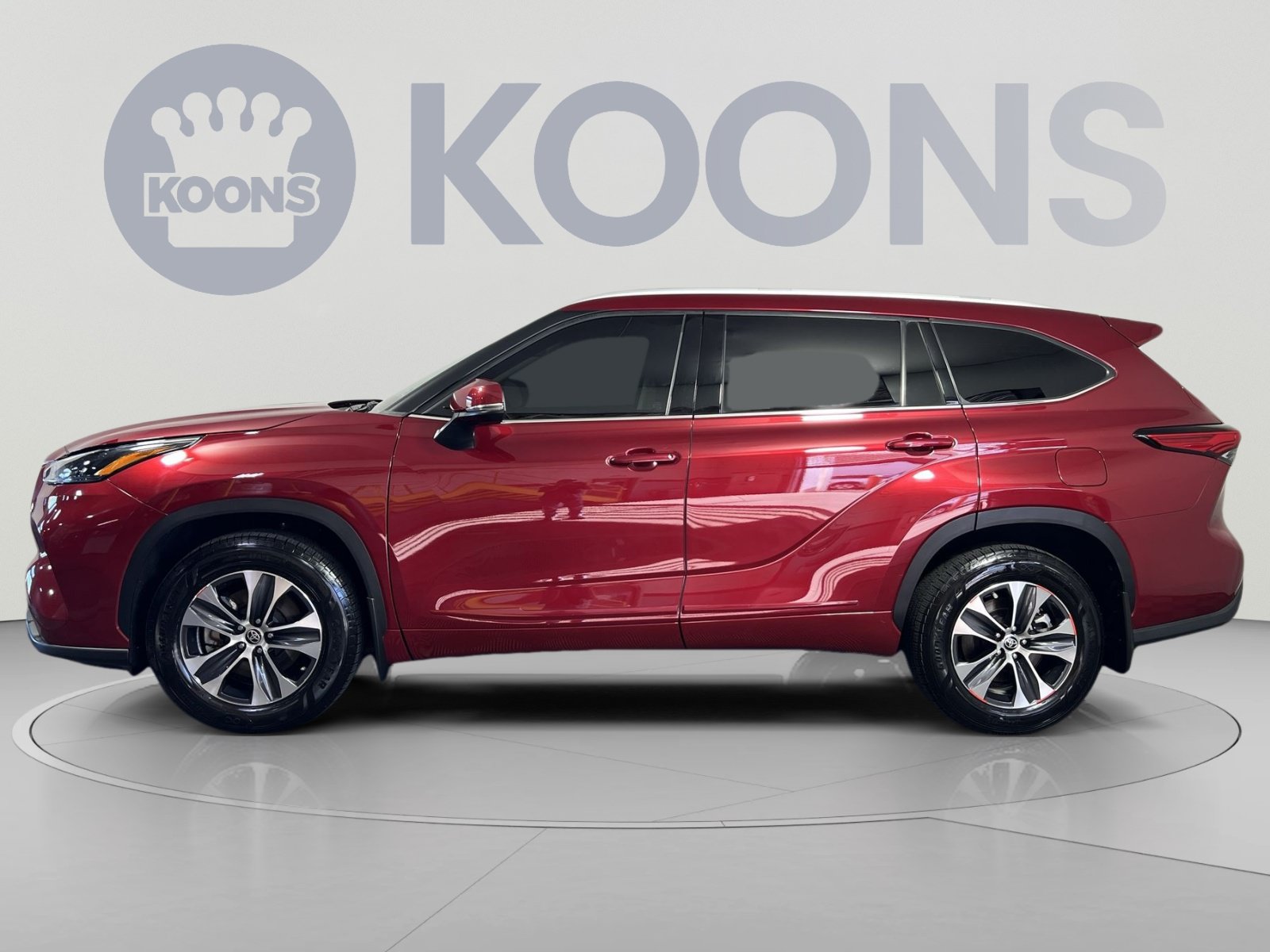 Used 2022 Toyota Highlander XLE AWD/4WD image 2