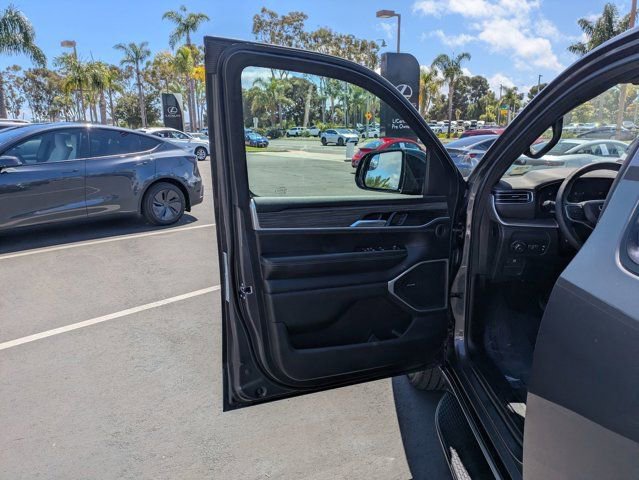 Used 2024 Jeep Wagoneer L Series II w/ Flexible Seating Group AWD/4WD image 13