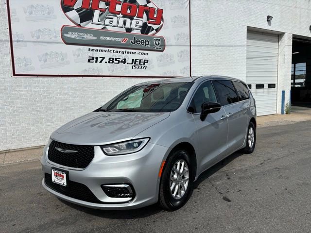 New 2026 Chrysler Pacifica Select image 4