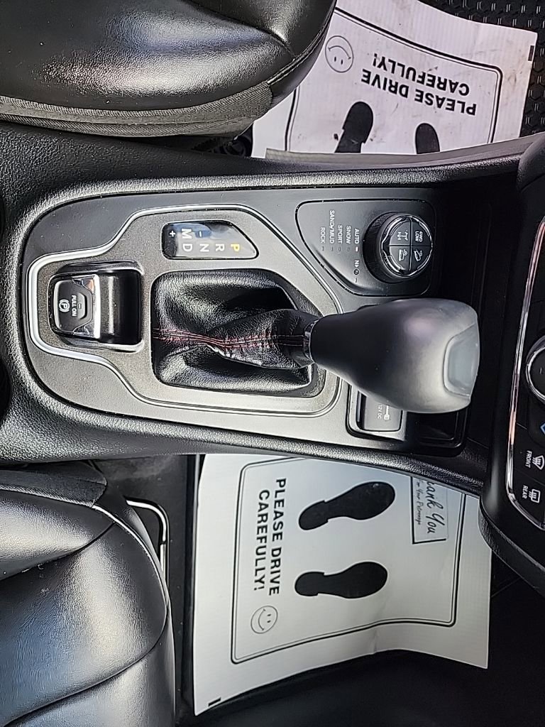 Used 2019 Jeep Cherokee Trailhawk w/ Cold Weather Group AWD/4WD image 20
