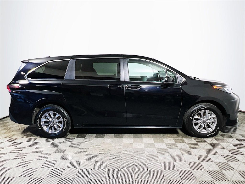 Certified 2024 Toyota Sienna LE image 9