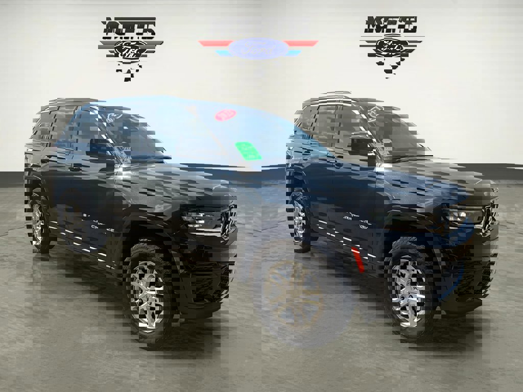 Used 2023 Jeep Grand Cherokee Laredo image 7