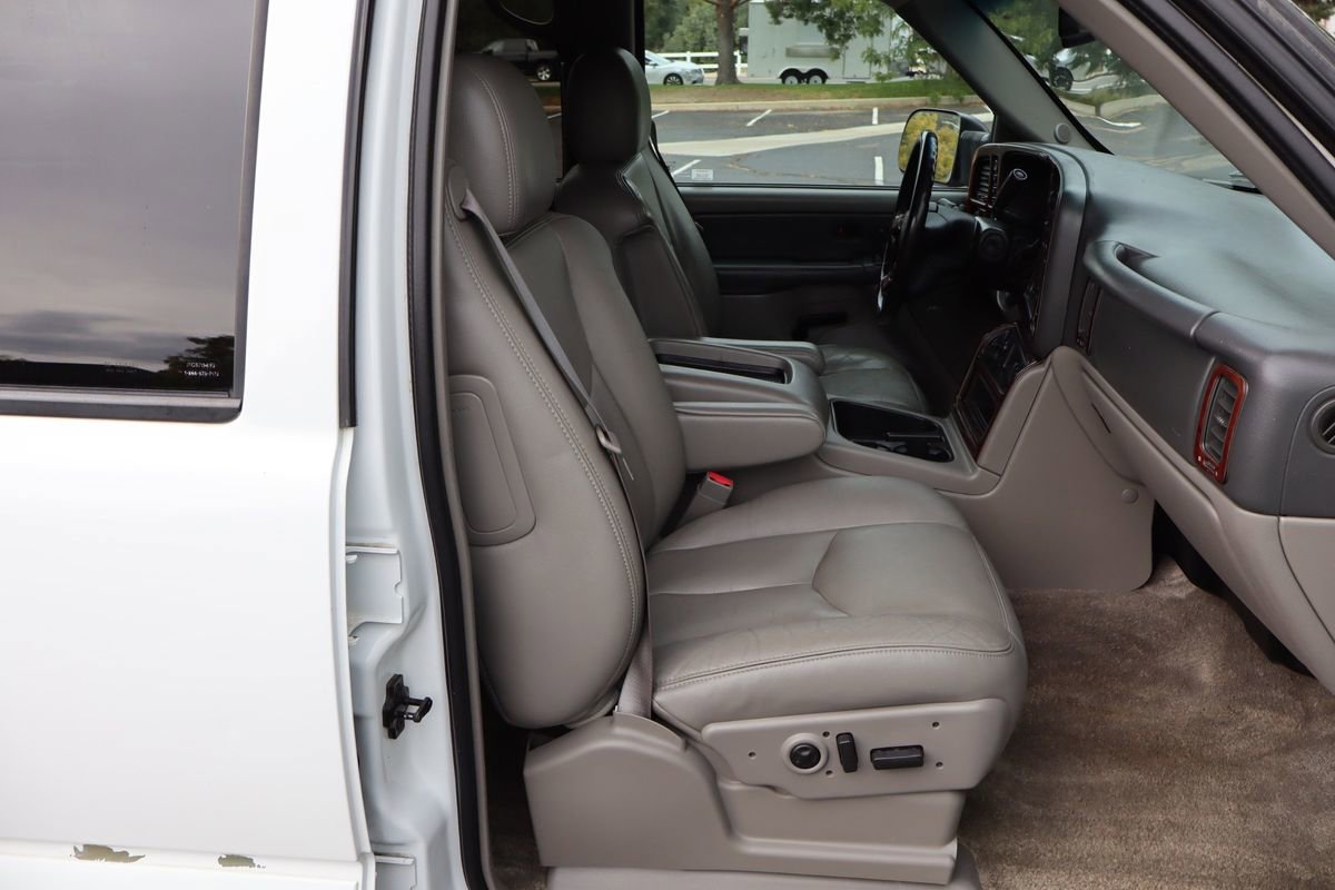 Used 2003 Chevrolet Suburban 2500 LT w/ LT Preferred Equipment Group image 25