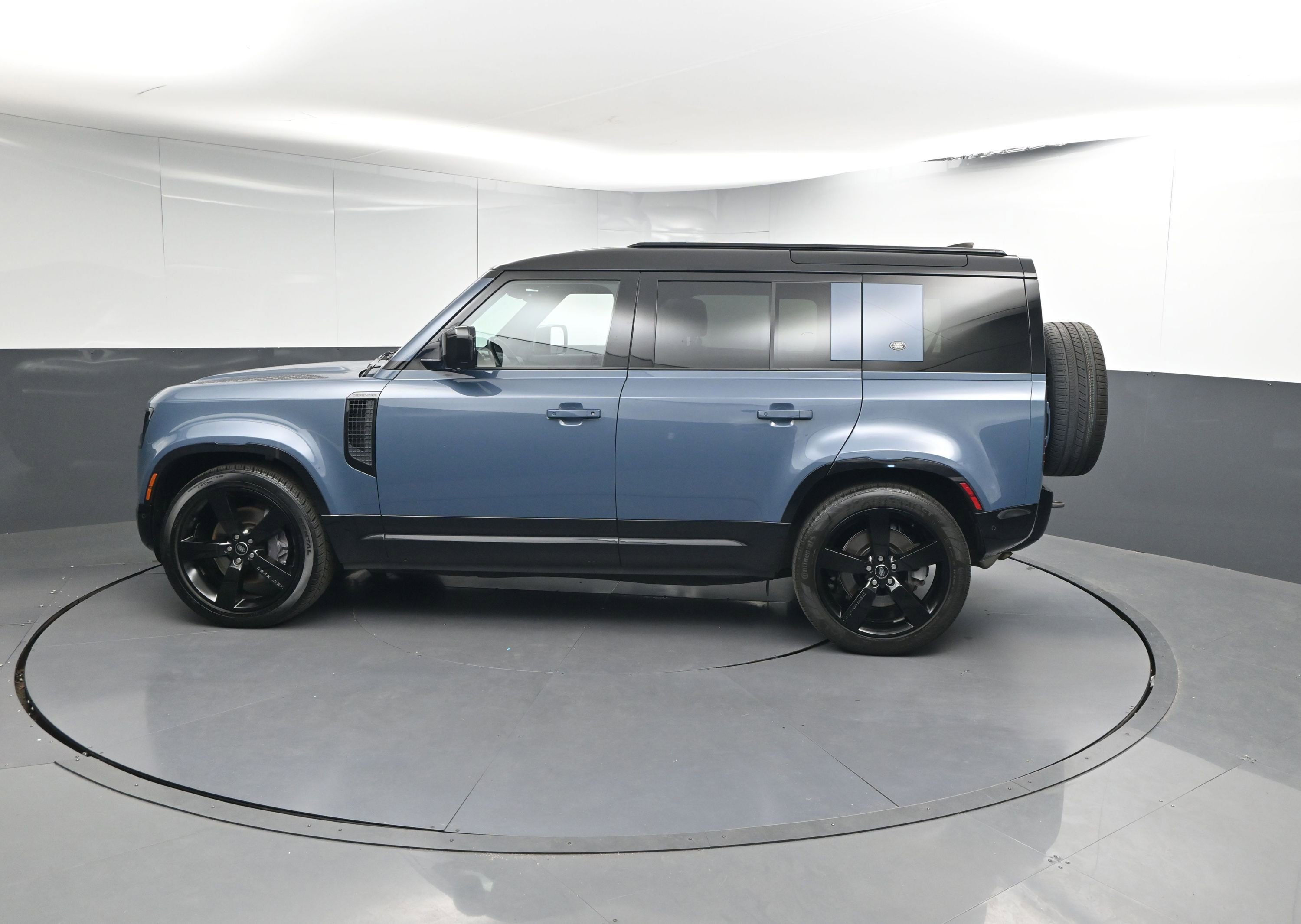 Certified 2023 Land Rover Defender 110 X-Dynamic SE image 2