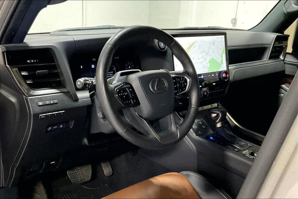 Used 2024 Lexus GX 550 w/ Accessory Package (Z1) image 16