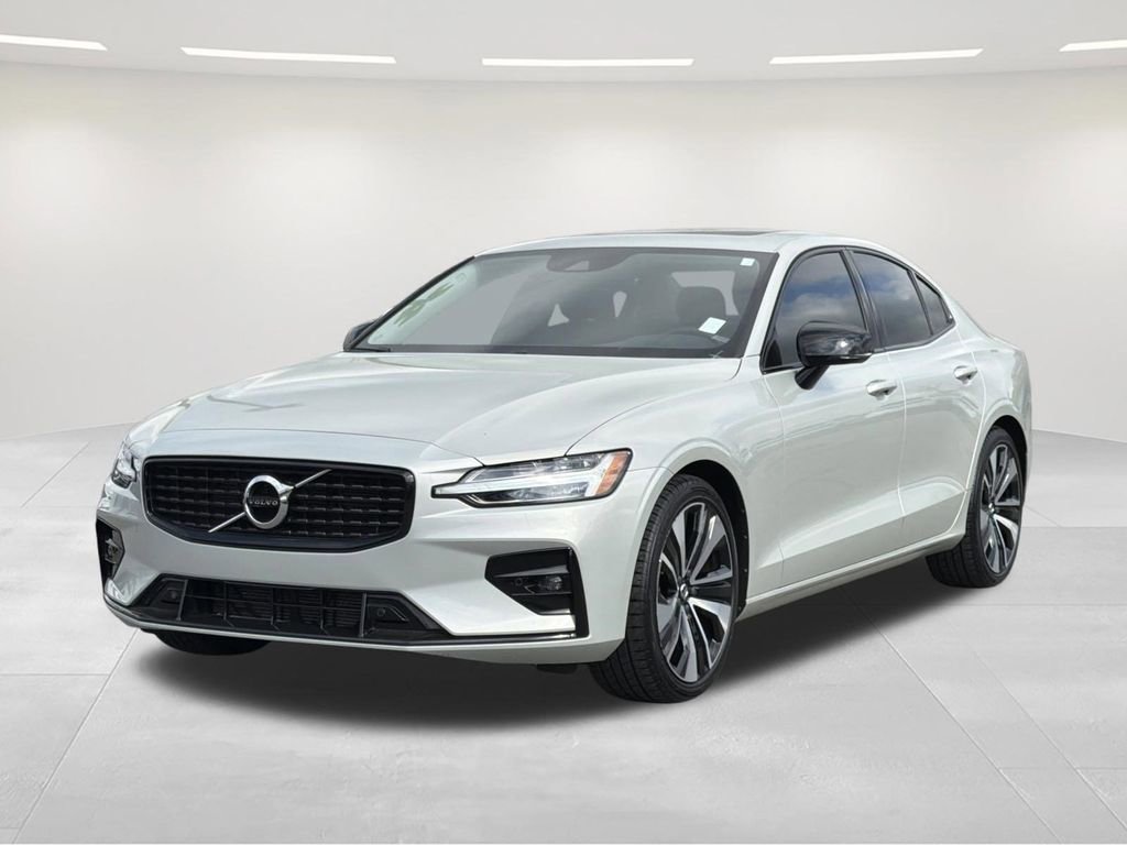 Used 2022 Volvo S60 B5 Momentum w/ Premium Package image 1