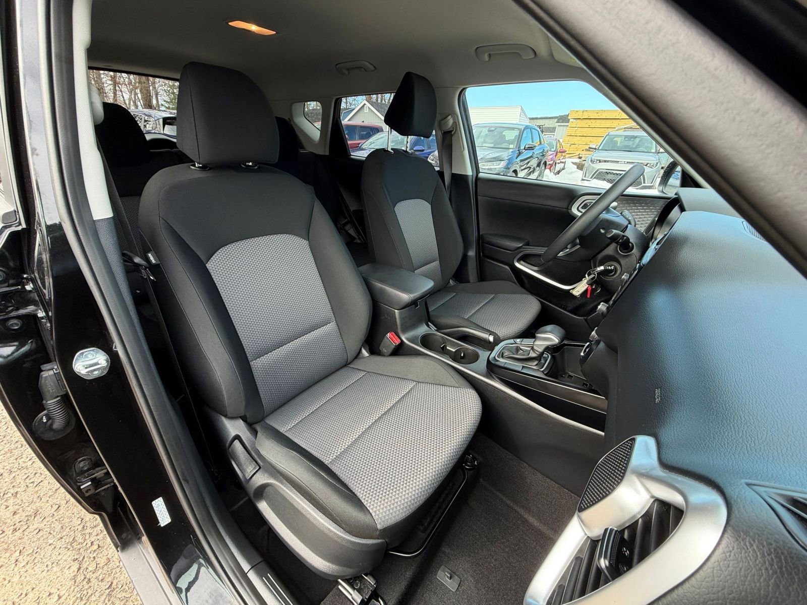 Used 2025 Kia Soul LX w/ LX Technology Package FWD image 34