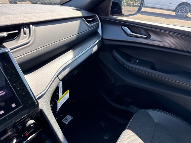 New 2025 Jeep Grand Cherokee Altitude image 25