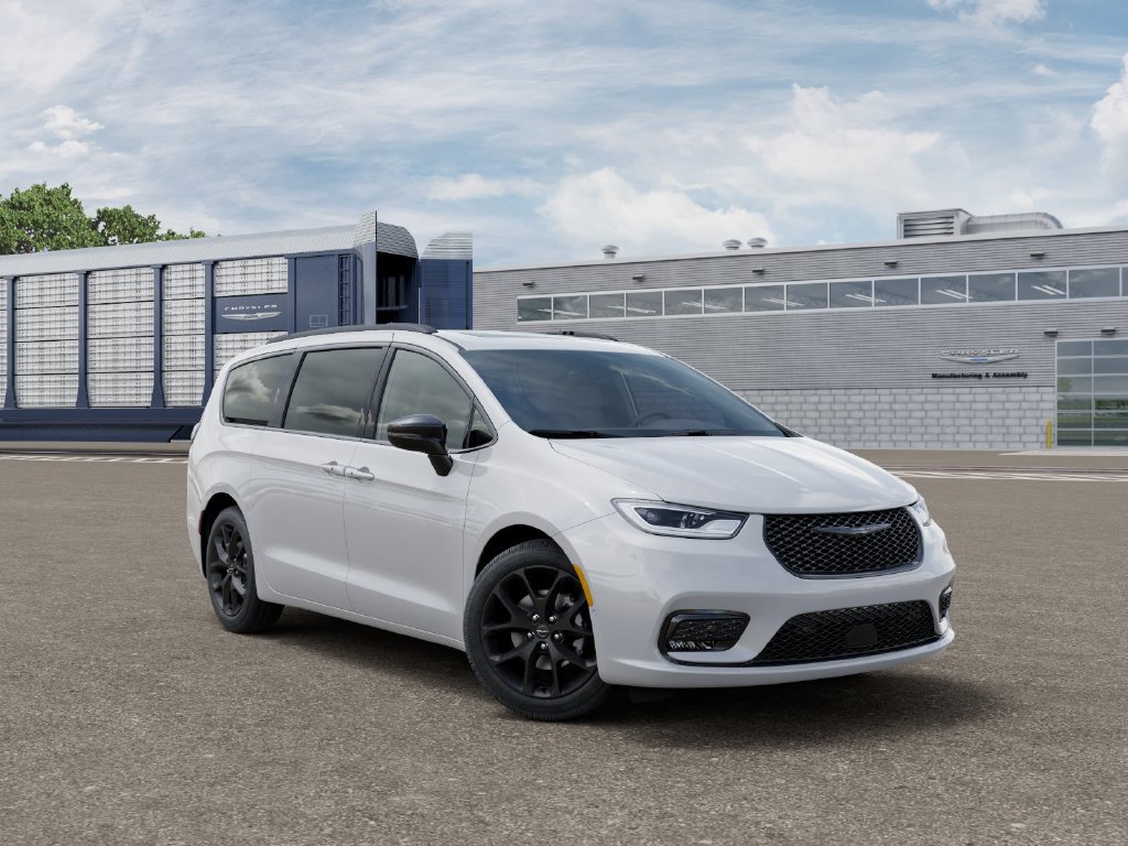 New 2026 Chrysler Pacifica Limited w/ Uconnect Theater Family Group FWD image 5
