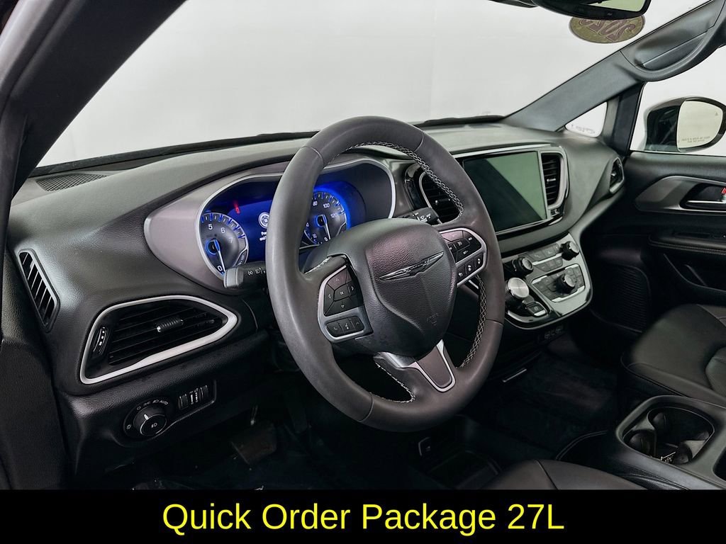 Used 2025 Chrysler Pacifica Select image 14