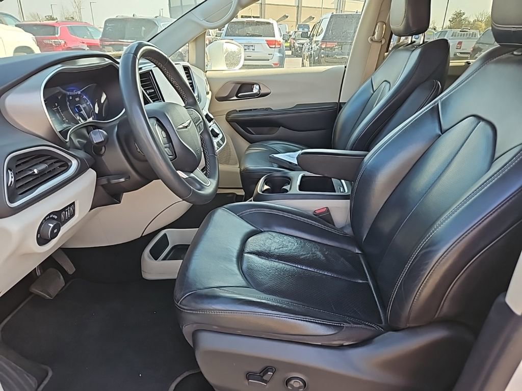 Used 2022 Chrysler Pacifica Touring-L image 16