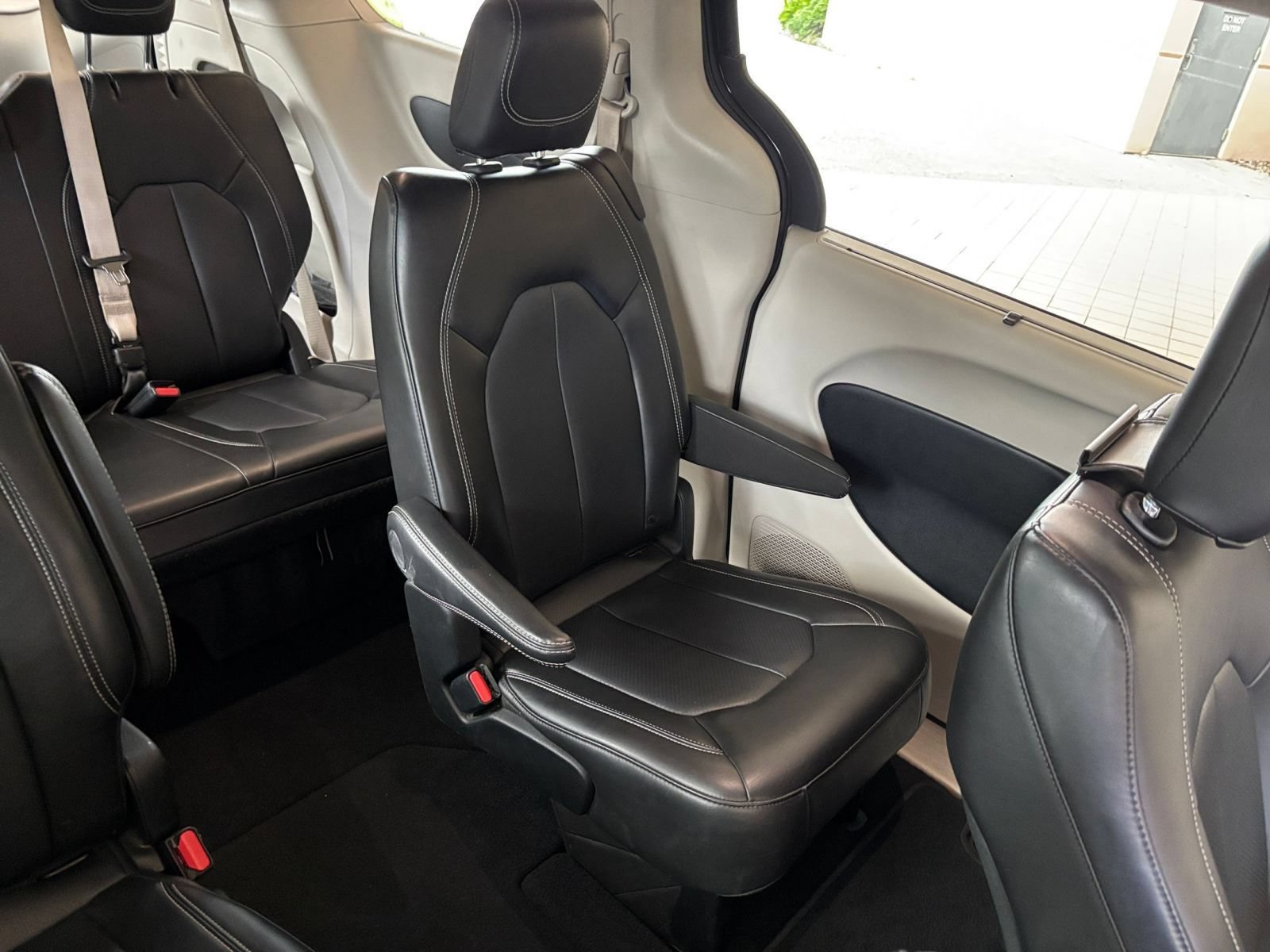 Used 2024 Chrysler Pacifica Touring-L FWD image 38