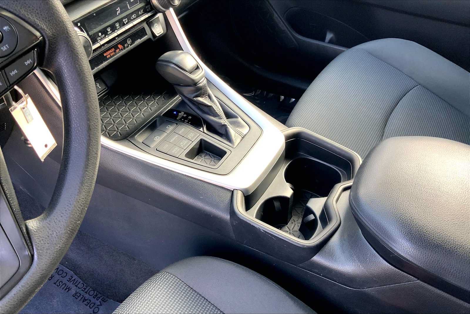 Used 2020 Toyota RAV4 LE AWD/4WD image 16