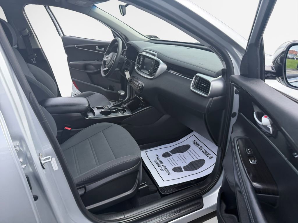 Used 2019 Kia Sorento LX image 26