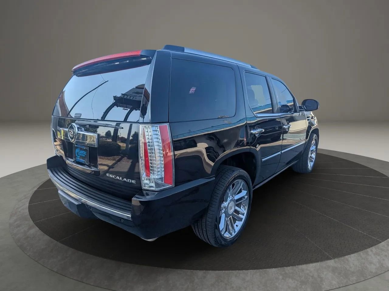 Used 2011 Cadillac Escalade Platinum image 5
