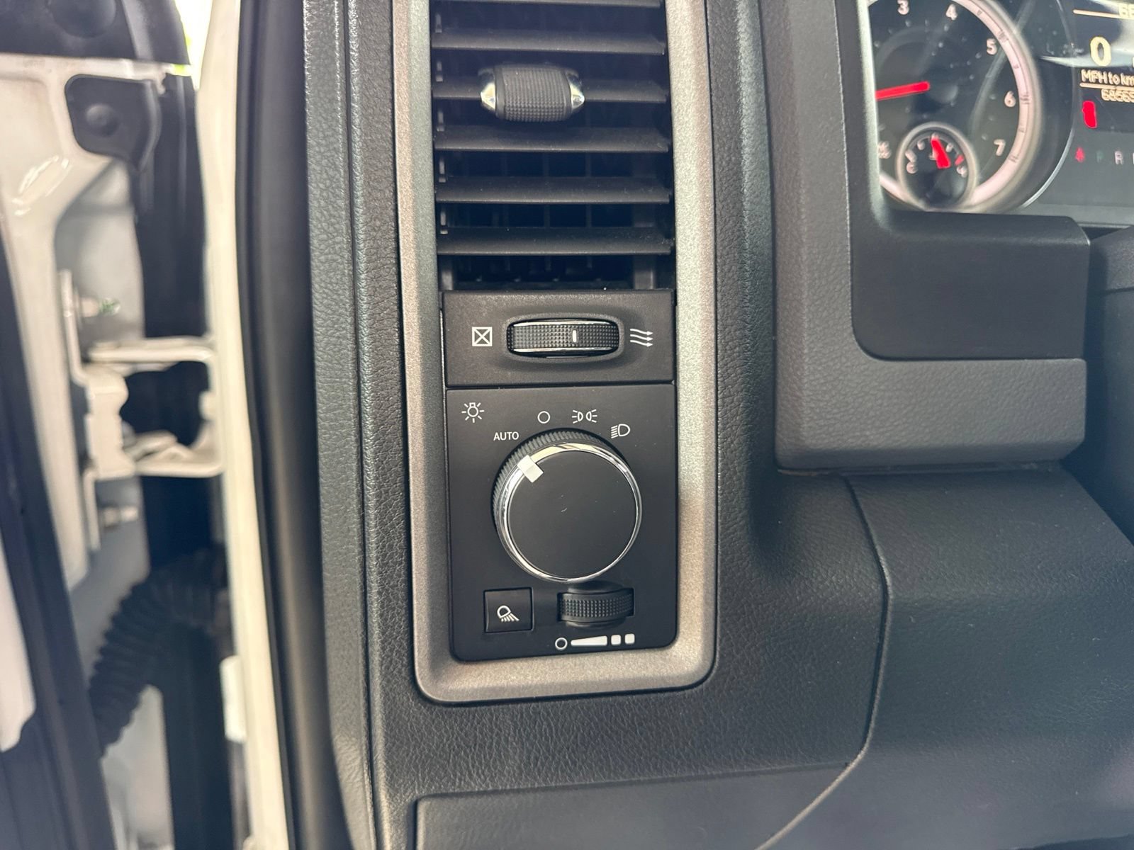 Used 2018 RAM 1500 ST w/ SXT Appearance Group AWD/4WD image 24