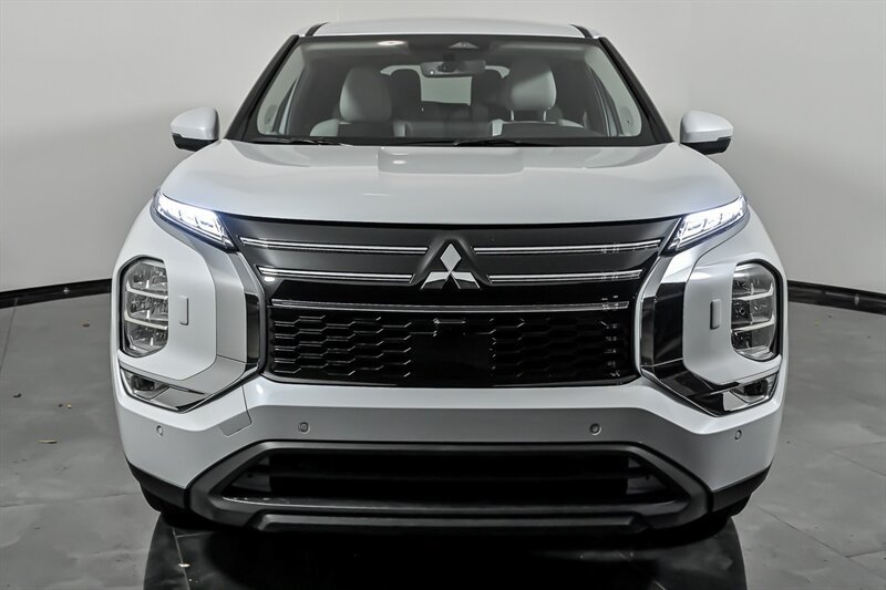 Used 2025 Mitsubishi Outlander SE AWD/4WD image 4