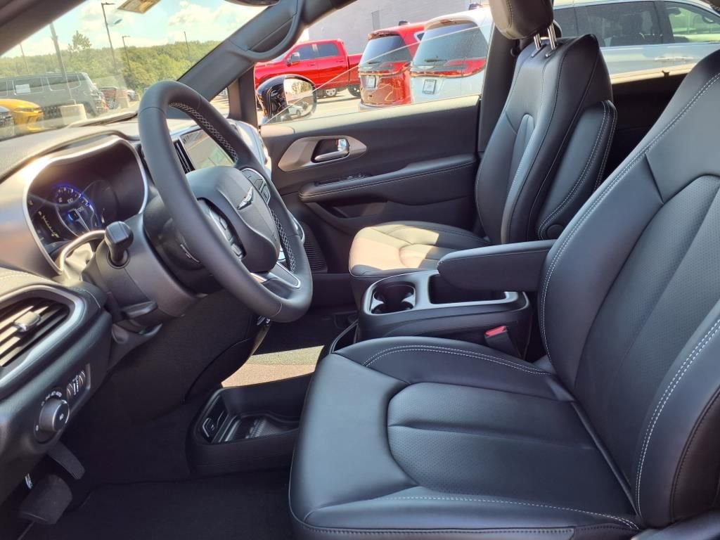 New 2026 Chrysler Pacifica Select image 12