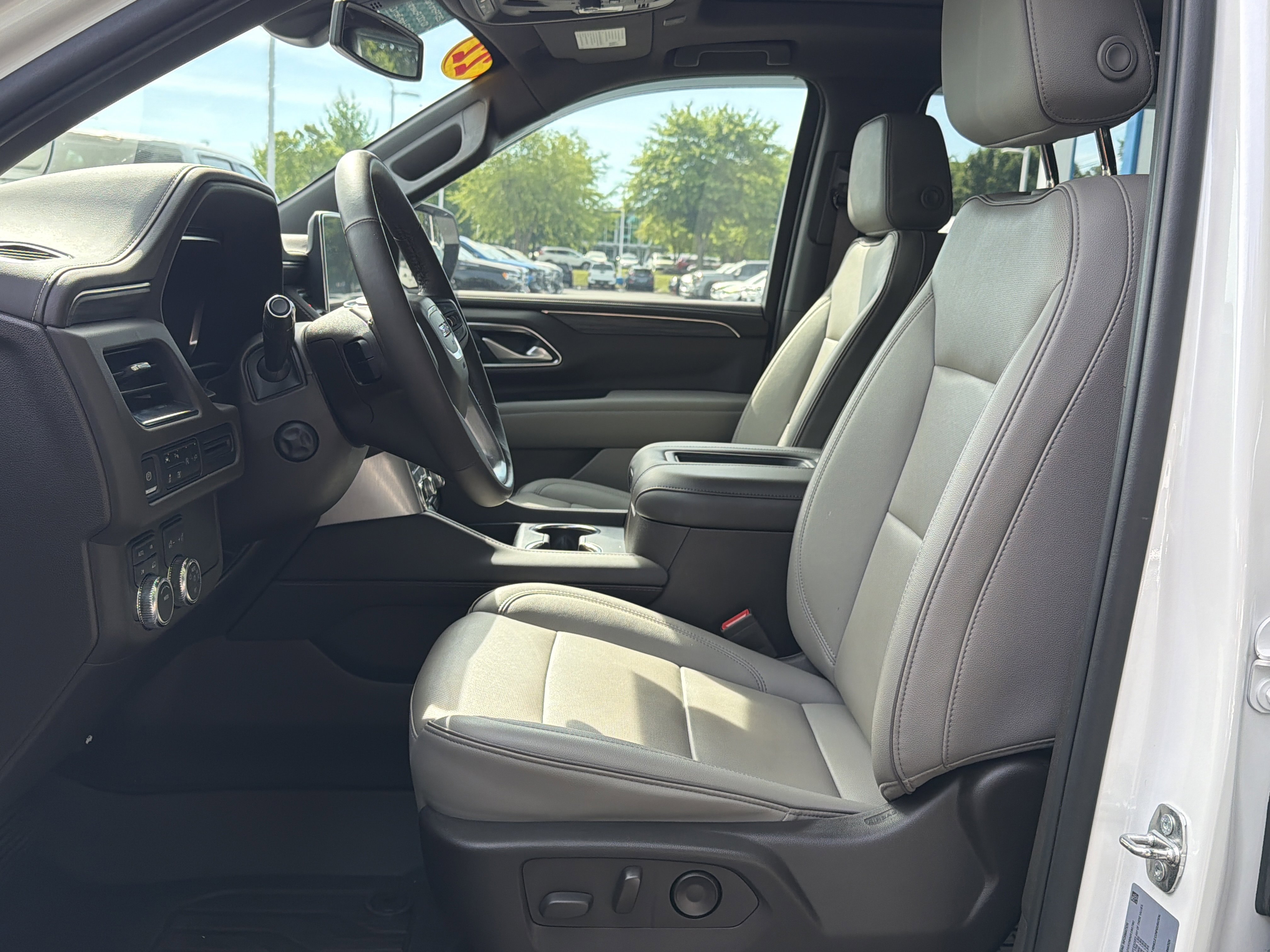 Used 2022 GMC Yukon XL SLT w/ SLT Premium Package AWD/4WD image 16