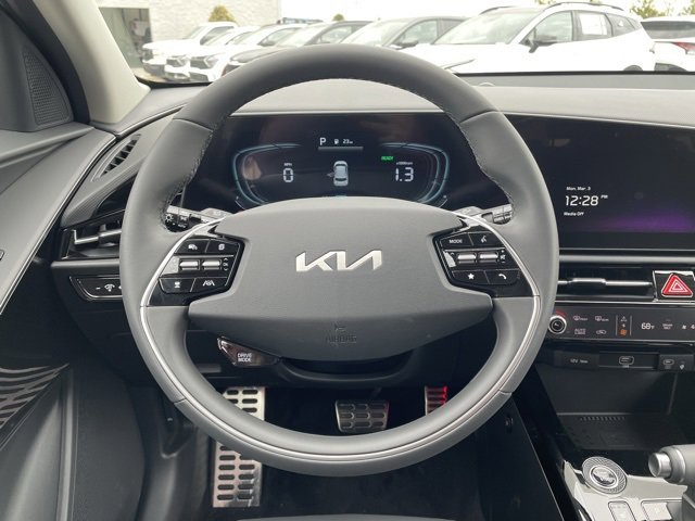 New 2025 Kia Niro EX Touring image 14