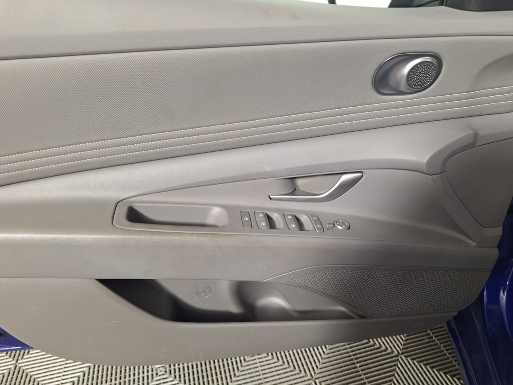 Used 2025 Hyundai Elantra SEL FWD image 31