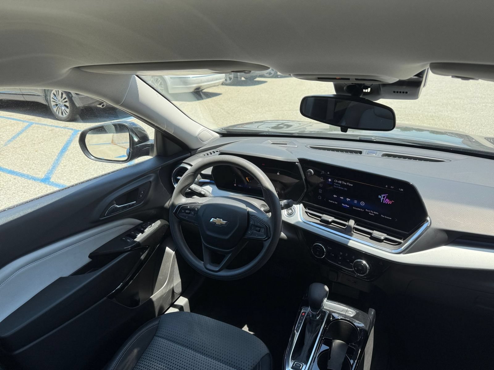 Used 2025 Chevrolet Trax LT FWD image 34