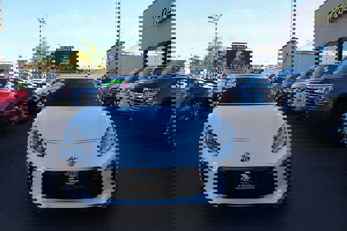 Used 2023 Toyota GR86 w/ ALL Weather Mat Package (TMS) RWD image 3