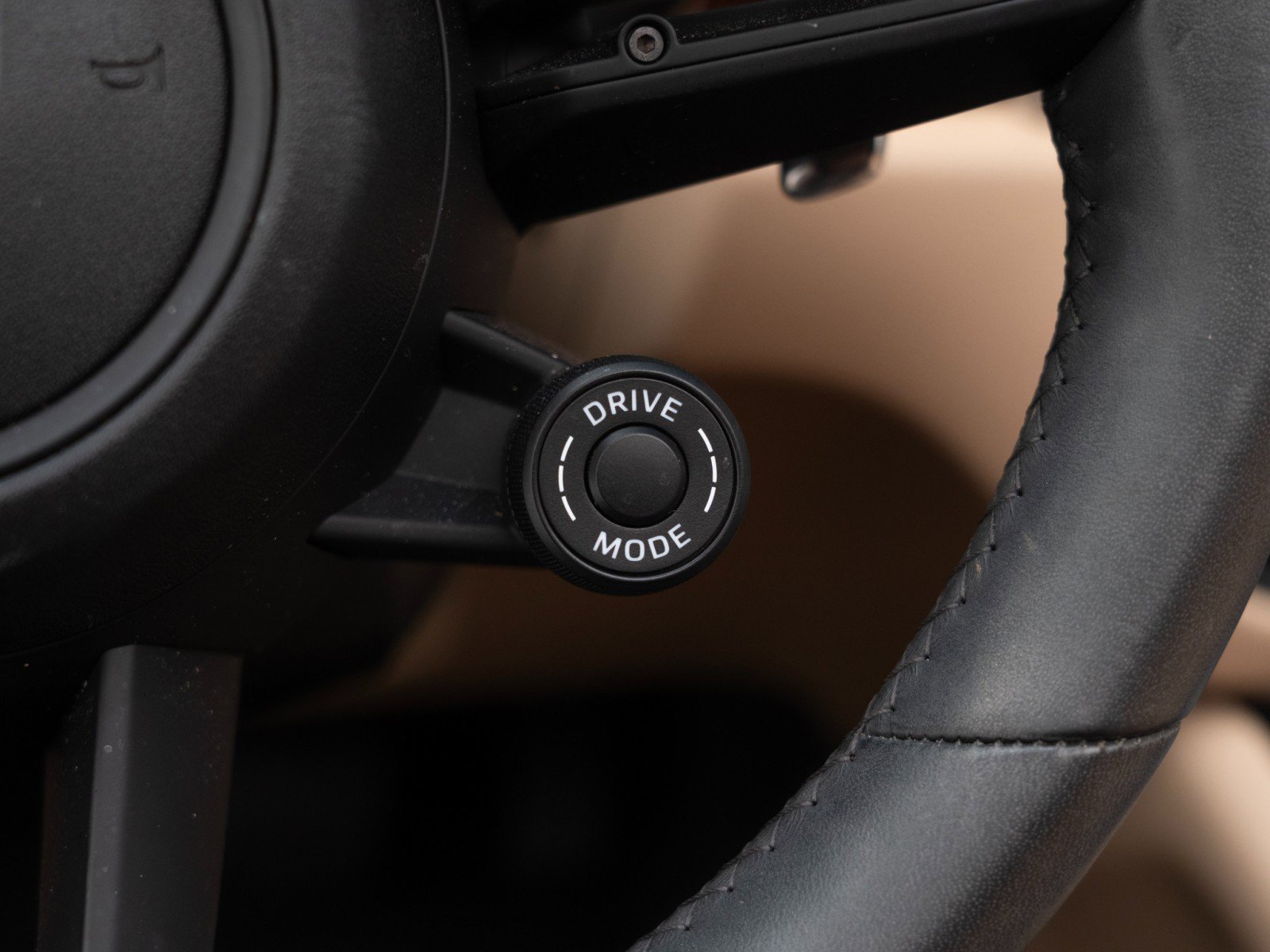 Certified 2025 Porsche Macan AWD/4WD image 28