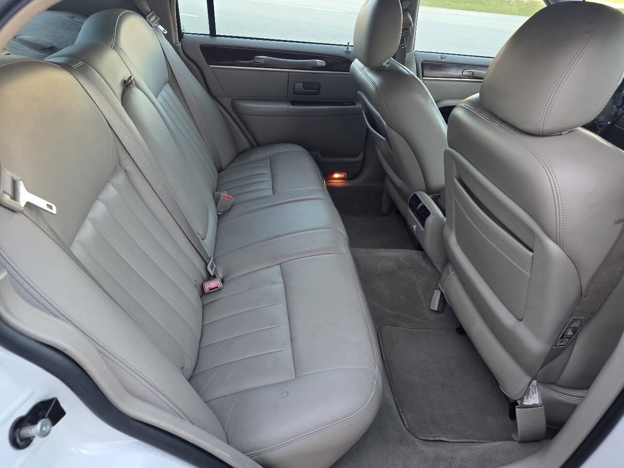Used 2003 Lincoln Town Car Executive RWD image 12