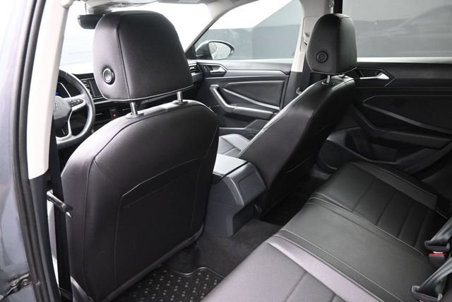 Used 2023 Volkswagen Jetta SE FWD image 2